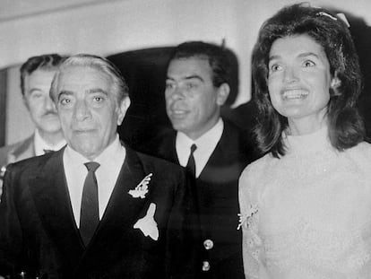 Aristóteles Onassis y Jacqueline Kennedy, en su boda, en Skorpios (Grecia), en 1968.