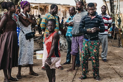 Samuel, de 10 años, es primo de Kessah. Trabaja en una de las barcas que sale todas las noches a faenar desde Maranatha Beach. A diferencia de su primo, Samuel no acude al colegio después de trabajar. El empobrecimiento extremo de algunas familias hace que todos sus miembros, incluidos los niños, tengan que trabajar para cubrir sus necesidades básicas. 