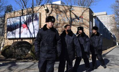 Policías chinos patrullan alrededor de la Embajada canadiense en Pekín.