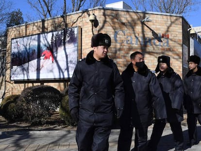 Policías chinos patrullan alrededor de la Embajada canadiense en Pekín.