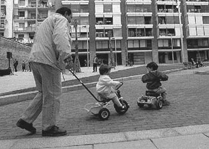 Unos niños juegan en un parque.