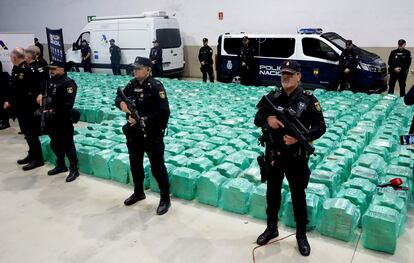 Los agentes custodian parte del mayor alijo de cocaína incautado en España, el pasado noviembre en Algeciras.