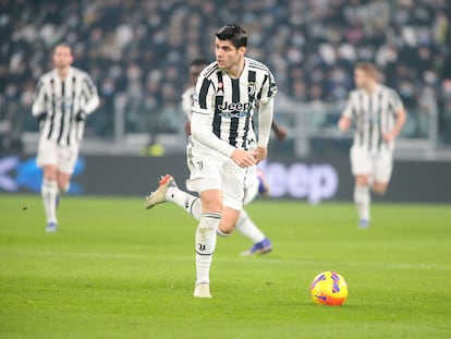 Morata, durante un encuentro con la Juve y ante el Cagliari.