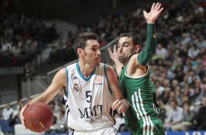 Rudy Fernández trata de escaparse con la pelota de Kaunas Popovic.