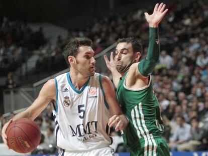 Rudy Fernández trata de escaparse con la pelota de Kaunas Popovic.