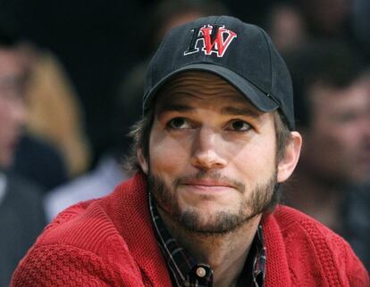 Ashton Kutcher fotografiado hoy en un partido de los Lakers.