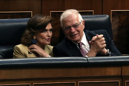 Carmen Calvo y Josep Borrell charlan en el Congreso de los Diputados durante el primer día del pleno de investidura.