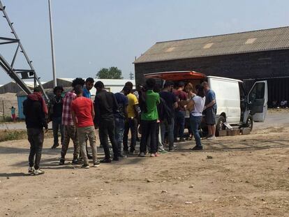 Migrantes en Calais hacen cola para recibir alimentos de una ONG 