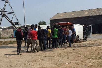 Migrantes en Calais hacen cola para recibir alimentos de una ONG
