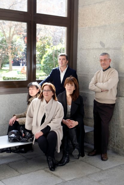 Sentadas de izquierda a derecha, Elena Vozmediano, presidenta del Instituto de Arte Contemporáneo, Rocío de la Villa, presidenta de Mujeres de Artes Visuales,  María Noguerol de la Unión de Asociaciones de Artistas Visuales. De pie, Alberto de Juán, del Consorcio de Galerías Españolas de Arte Contemporáneo (izquierda) y José Manuel Costa, presidente Consejo Críticos y Comisarios de Artes Visuales.