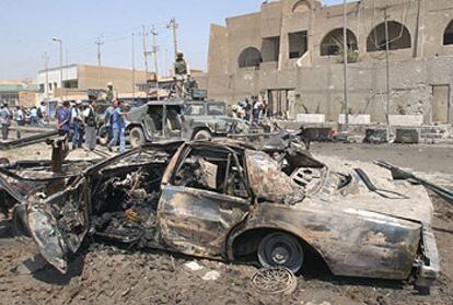 Un coche destrozado permanece frente a la Embajada de Jordania en Bagdad, objeto de un atentado el 7 de agosto.