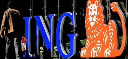 Fotografía de archivo del logotipo del banco ING en su sede en Amsterdam, Holanda