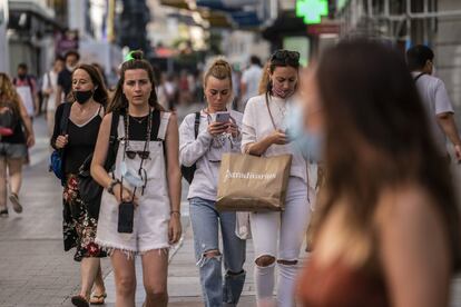 Un grupo de jóvenes sin mascarillas por el centro de Madrid, este sábado. Sigue siendo obligatorio su uso en los medios de transporte público, incluidos andenes y estaciones de viajeros y teleféricos, al igual que en los vehículos de hasta nueve plazas, contando el conductor, si los ocupantes de los vehículos de turismo no conviven en el mismo domicilio.