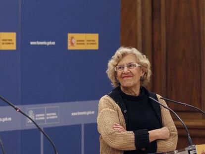 El ministro de Fomento, Íñigo Gómez de la Serna, y la alcaldesa de Madrid, Manuela Carmena.