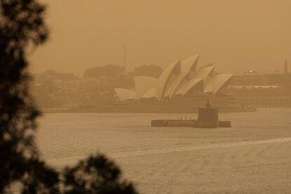 El fuego de Kangawalla, cerca de Glen Innes, como otros cinco de alta peligrosidad, se concentran a unos 150 kilómetros a la redonda de la turística ciudad costera de Port Macquarie, donde este sábado el cielo se tiñó de un color naranja encendido por las llamas. En la imagen, la Ópera de Sídney tras la neblina consecuencia de los incendios forestales en Sidney (Australia).