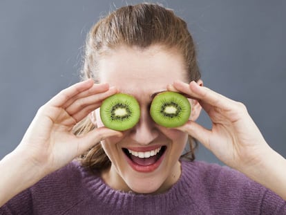 Por qué el kiwi dibuja una sonrisa en su rostro (y otras 8 cosas buenas que nos aporta esta fruta)