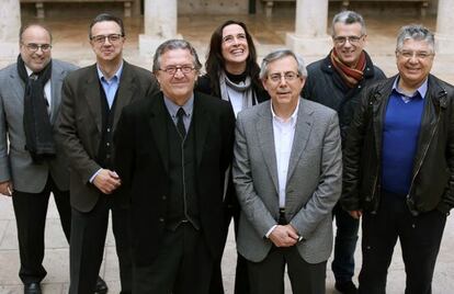 Enric Juliana, José María Vial, Joan Romero, Margarita Soler, Antonio Ariño, Joaquín Martín Cubas y Jose Ignacio Pastor, ayer en la Nau.
