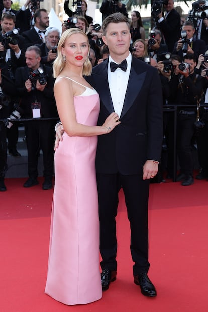 2023. En el estreno de Asteroid City durante el Festival de Cine de Cannes, Johansson probó la tendencia del sujetador expuesto con un vestido tubo de Prada hecho a medida.