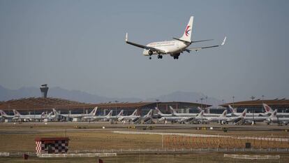 Un avión de Air China aterriza en el aeropuerto de Pekín. 