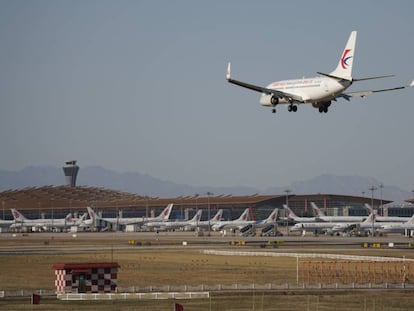 Un avión de Air China aterriza en el aeropuerto de Pekín. 