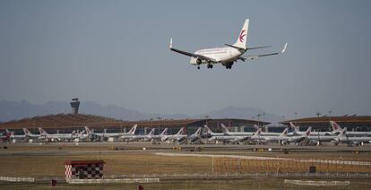 Un avión de Air China aterriza en el aeropuerto de Pekín. 