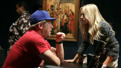 Matthew Carnahan, máximo responsable de 'House of Lies', y la actriz Kristen Bell, en una imagen de 'Showrunners'.