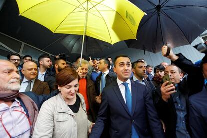 El líder del Movimiento Cinco Estrellas, Luigi di Maio (centro), acude a votar a un colegio electoral en la localidad italiana de Pomigliano d'Arco, cercana a Nápoles.