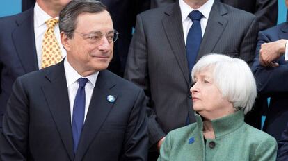 Mario Drghi, junto a la presidenta de la Reserva Federal, Janet Yellen.