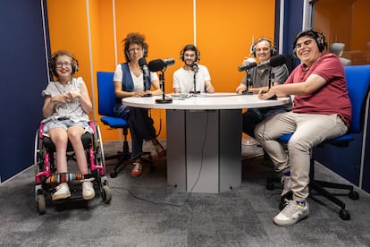 Inés Díaz, Enrique Domínguez, Pedro Montero y Miguel Guerra, de ASPACE Badajoz, graban un programa con la periodista Silvia Cruz Lapeña en los estudios de EL PAÍS Audio.