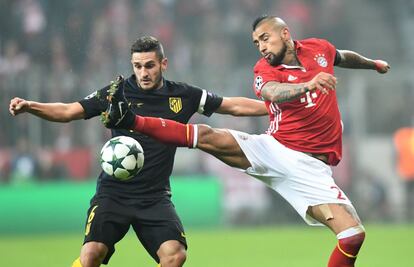 Arturo Vidal impide que Koke controle un balón.