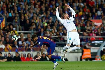 Sergio Ramos y Coutinho, durante en encuentro en el Camp Nou.