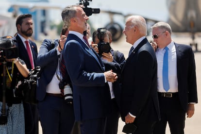 El rey Felipe VI y el presidente de Estados Unidos, Joe Biden, conversan en la pista de la base aérea de Torrejón de Ardoz, en Madrid, este martes. 