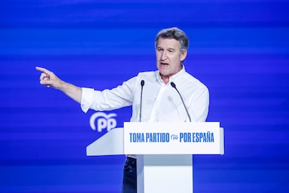 El presidente del PP, Alberto Núñez Feijóo, interviene durante la segunda jornada del Congreso Nacional del PP, este sábado en Madrid.