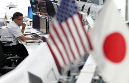 Un operador de Bolsa en la Bolsa de Tokio.