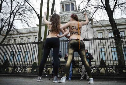 Ativistas do Femen protestam, em frente a embaixada russa em Berlim, contra os Jogos de Sochi e a lei de Putin contrárias aos homossexuais.