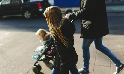 Un padre junto a sus dos hijas.