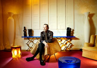 Stefano Pilati, sentado en la butaca de la colección cápsula que creó para Pinto. La pieza, reconvertida en un asiento de bronce, está inspirada en una silla de jardín de mimbre de la casa de verano del diseñador que se había cubierto con una alfombra de jacinto de agua trenzado.