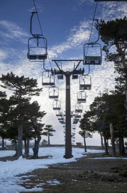  Estaci&oacute;n de esqu&iacute; en el Puerto de Navacerrada (Madrid) cerrada por falta de nieve.