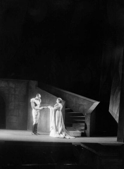 Los actores Jack Carter y Edna Thomas, en el 'Macbeth' de Orson Welles.