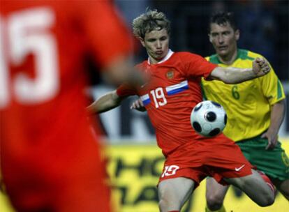 Pavliuchenko remata a puerta para conseguir uno de sus goles ante Lituania.