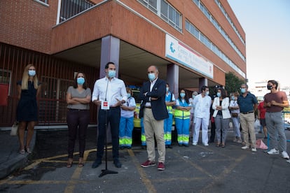 El vicepresidente de la Comunidad de Madrid, Ignacio Aguado, acompañado del viceconsejero de Salud Pública, Antonio Zapatero, habla a los medios en el Centro de Especialidades de El Arroyo en Fuenlabrada, mientras se hacen los PCR masivos.