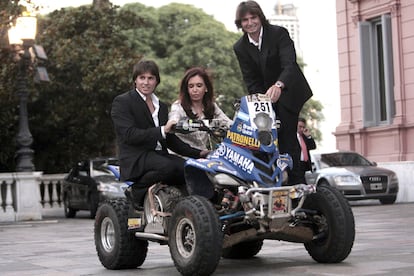 La presidenta argentina, Cristina Fernández, rompió todas las reglas del protocolo y cual Penélope Glamour, el popular personaje animado de "Los autos locos", se subió al cuatriciclo ganador de la última edición del Rally Dakar arropada por los hermanos Marcos y Fernando Patronelli, ganadores del Dakar en la categoría de cuatriciclos. "¿Se acuerdan de Penélope Glamour, con el espejito?", bromeó la presidenta en alusión a la conductora del <i>Gatito compacto</i>, el auto número 5 de los 10 que participaban en la loca carrera de la creación de Hannah Barbera.