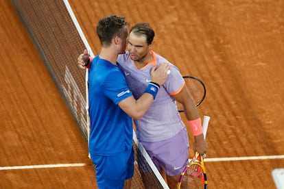 El checo Jiri Lehecka  saluda a Rafa Nadal tras ganar el partido correspondiente a los octavos de final del Muta Madrid Open. 
