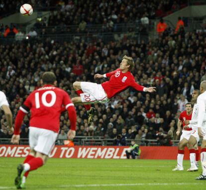 Crouch salta para tratar de conectar un remate espectacular durante el partido amistoso de la selección inglesa.