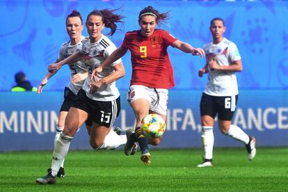 La delantera española, Mariona Caldentey, corre con el balón, perseguida por varias jugadoras del combinado alemán.