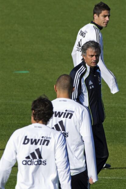 José Mourinho observa a sus jugadores durante un entrenamiento.