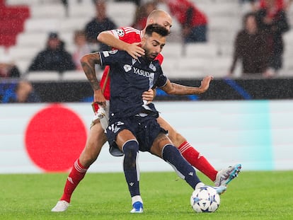 Brais protege el balón ante Aursnes.