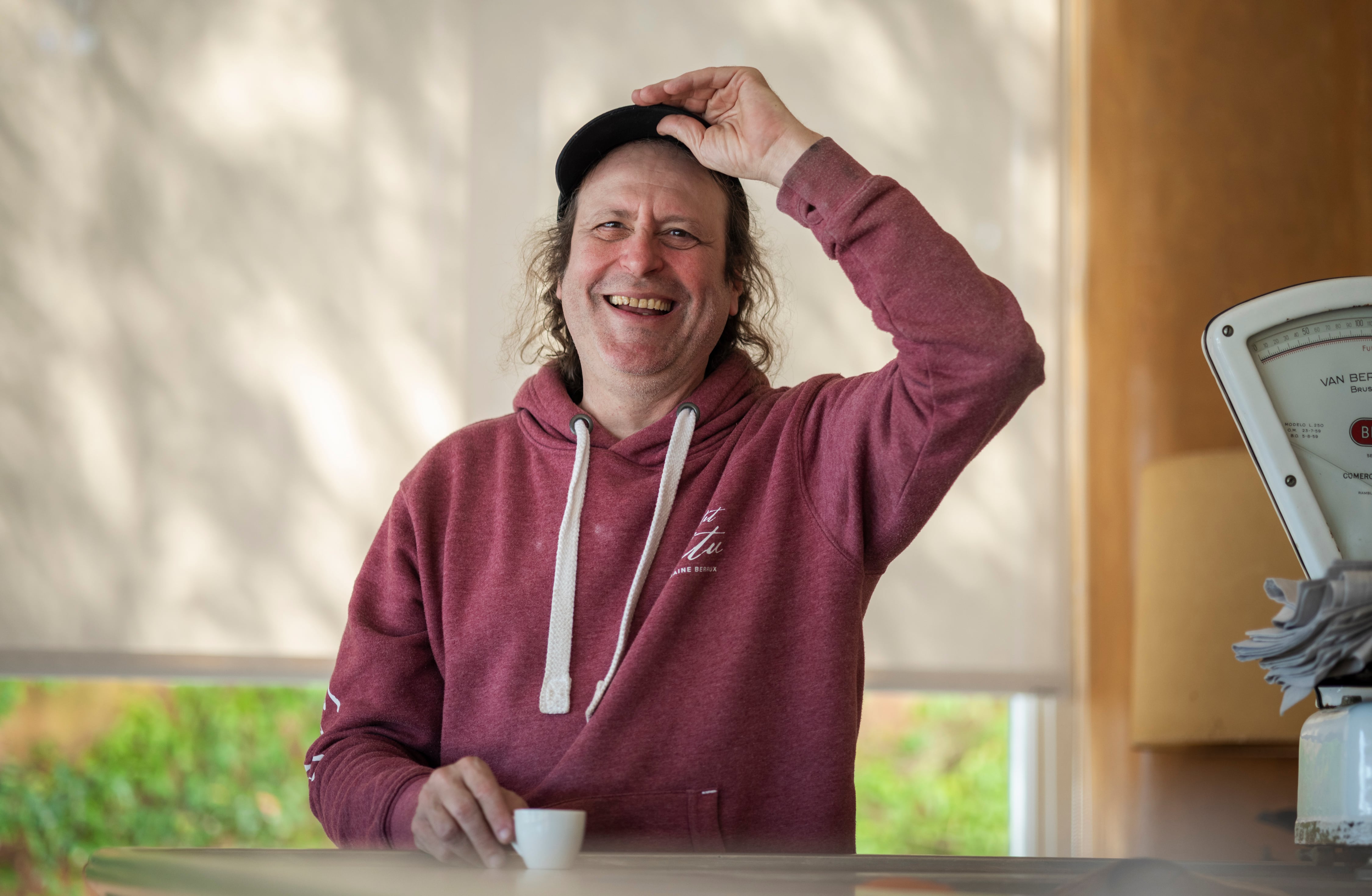 Carlos Orta (en la imagen), DJ profesional, cocinero y experto en vinos, es el dueño de Villa Más, restaurante gestionado por el chef Roger Co y la jefa de sala Agathe Arnaud.