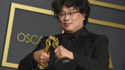 Bong Joon Ho posa ante la prensa con sus dos Premios Óscar por 'Parásitos'.