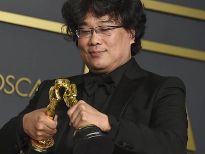 Bong Joon Ho posa ante la prensa con sus dos Premios Óscar por 'Parásitos'.